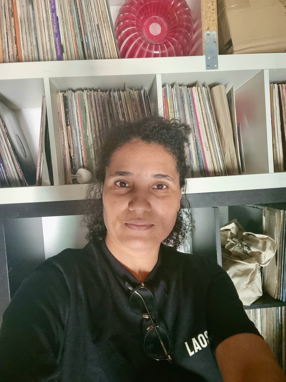 rRoxymore vor ihrem – inzwischen reduzierten – Plattenschrank