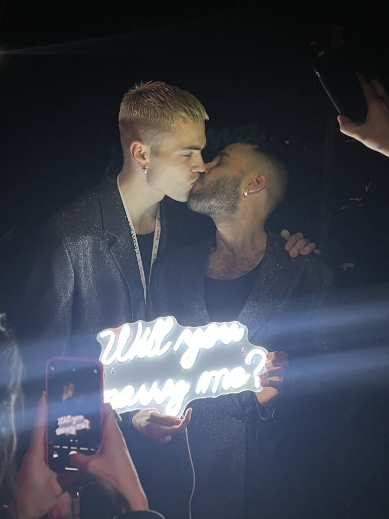 Malte und Chris bei ihrer Verlobung im Darkroom (Foto: Malte Bossen)