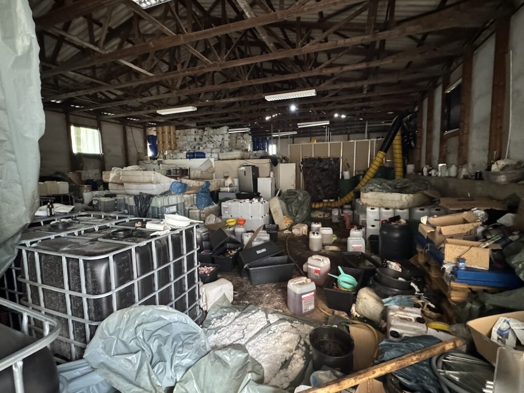 „Das Labor selbst war kein wissenschaftliches Labor. ... Da werden keine Standards eingehalten, wie man das zum Beispiel an der Uni sieht, mit Reagenzgläsern und so weiter”, sagt Ermittler Henner Grote im GROOVE-Interview (Foto: Chemikalien werden abtransportiert (Foto: Zollfahndungsamt Berlin-Brandenburg)