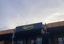 Khisdapaze-Kollektiv am Flughafen TXL: „Gästeliste bekommen nur unsere Eltern, aber die müssen dafür auch mit anpacken” Jan Saade vor dem Khisdapaze-Banner (Foto: Jakob Senger)