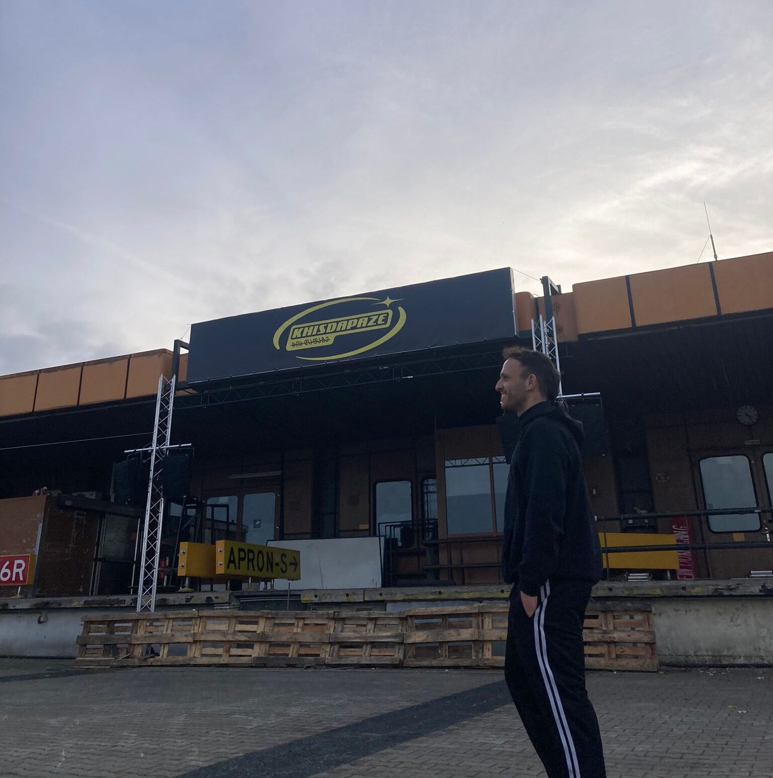 Jan Saade vor dem Khisdapaze-Banner (Foto: Jakob Senger)