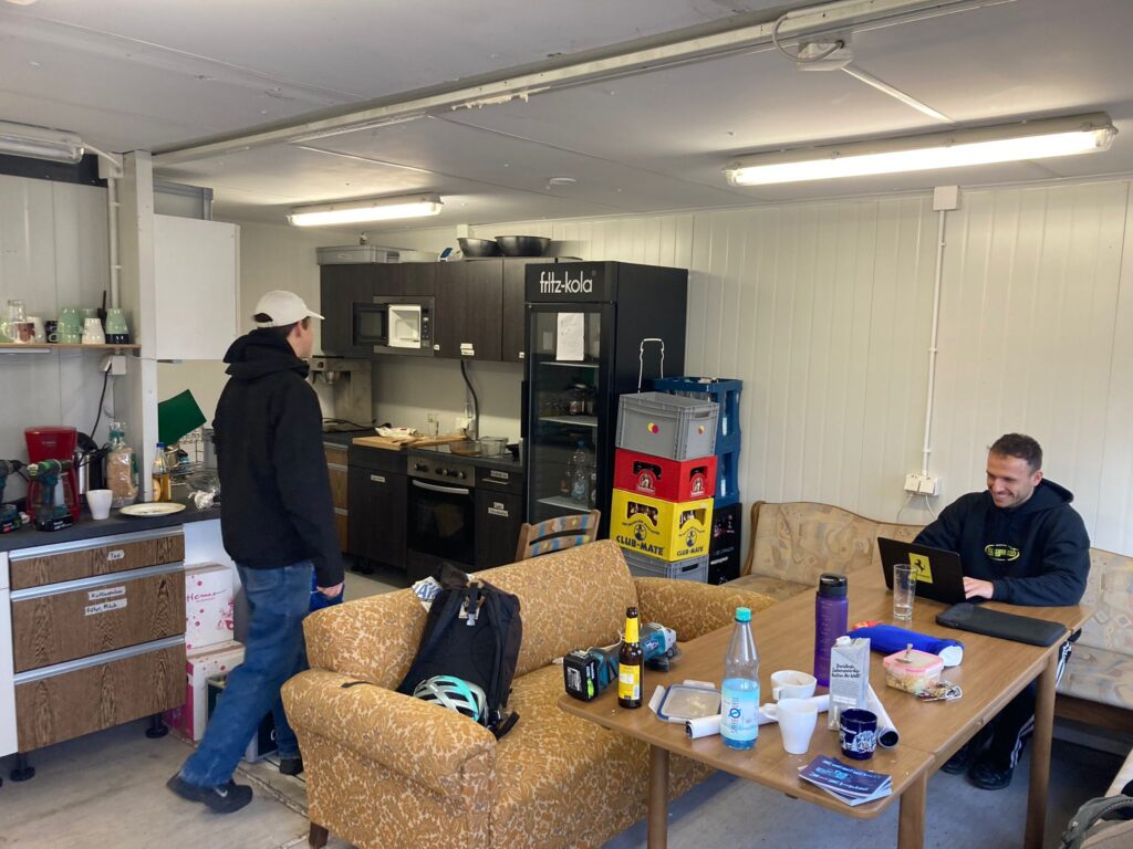 Ein Baucontainer ist das neue Headquarter des Kollektivs (Foto: Jakob Senger)