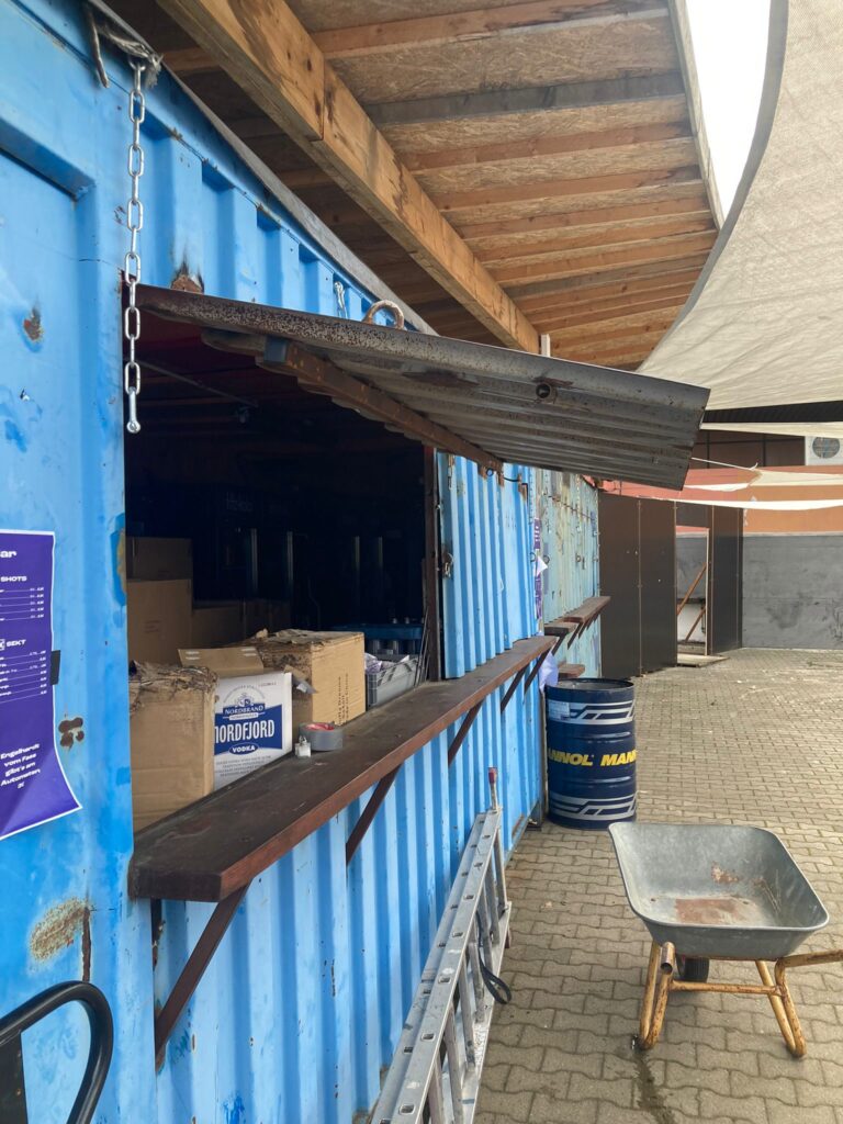 Die Bar im Frachtcontainer (Foto: Jakob Senger)