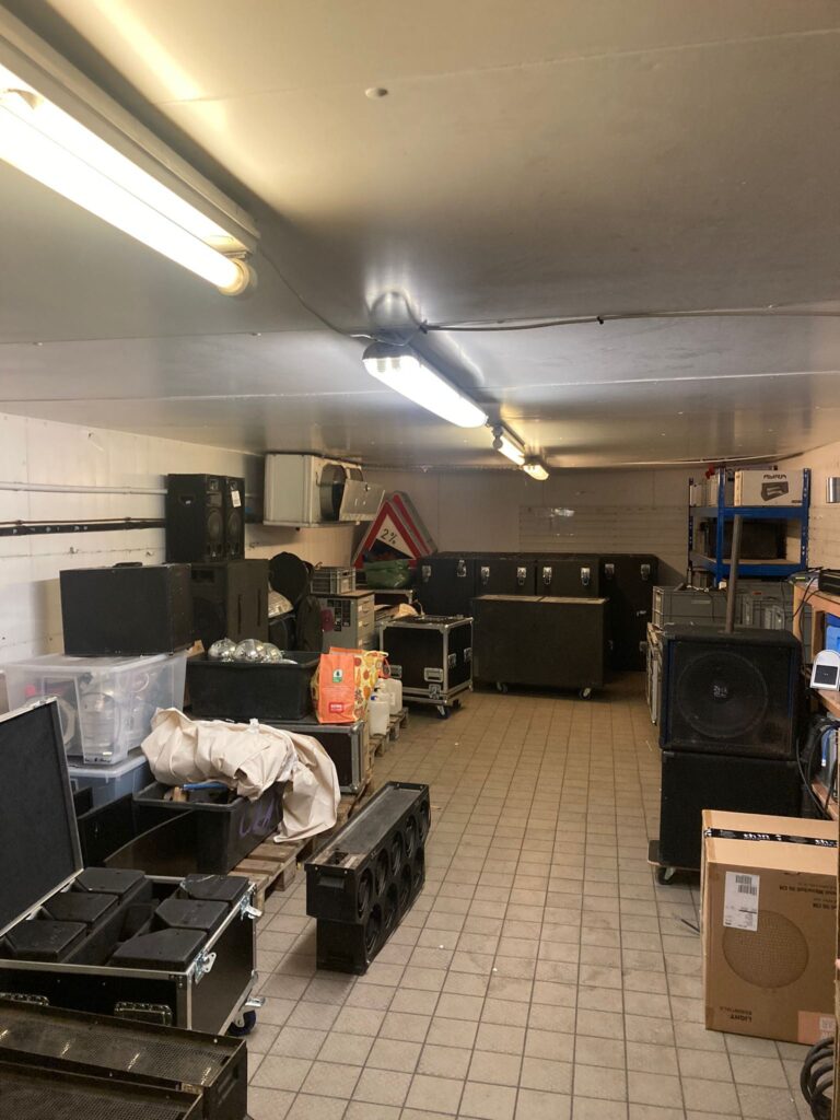Das Equipment lagert im ehemaligen Kühlhaus (Foto: Jakob Senger)