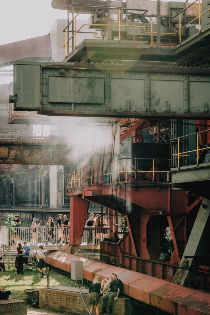 Technik aus vergangenen Zeiten als dramatische Kulisse für die Feierei (Foto: Sander van der Ven)