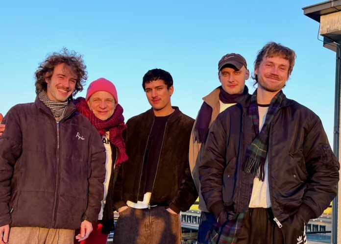 Die GROOVE-Redaktion im Dezember 2025, von links: Michael Sarvi, Alexis Waltz, Paul Sauerbruch, Maximilian Fritz, Jakob Senger (Foto: Irene Szankowsky)