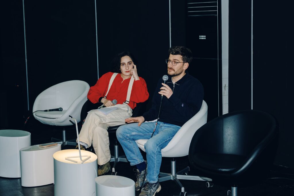 Stadt-nach-Acht-Konferenz: Rechtsanwalt Guram Imnadze und die Moderatorin Elene Pasuri sprechen über die politische Situation in Georgien (Foto: Felix Sorau)