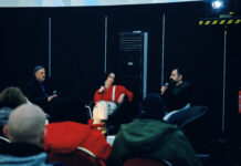 Georgien-Tag auf der Stadt-nach-Acht-Konferenz: „Wir sind mittlerweile süchtig nach dem Reizgas” Stadt-nach-Acht-Konferenz: Auf der Bühne die Speaker David Lezhav, Giorgi Kikonishvili und die Moderatorin Elene Pasuri (Foto: Felix Sorau)