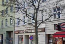 Berlin: Handgranaten-Anschlag auf Kreuzberger Bar Einst das Café Yörem, heute der Sinatra Club 04. Dort ist Dienstagfrüh eine Handgranate explodiert. (Foto: Google Street View)