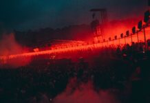 Dekmantel: Line-up für 2026 angekündigt Die Bühne „The Loop” nach Sonnenuntergang (Foto: Atacan Tutulmazay)