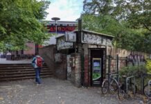 Club Humboldthain in Berlin-Wedding: Bezirksverordentenversammlung stellt sich gegen Hotelbau Der unscheinbare Eingang des Humboldthain (Foto: Philipp Klöckner) Der unscheinbare Eingang des Humboldhain (Foto: Philipp Klöckner)