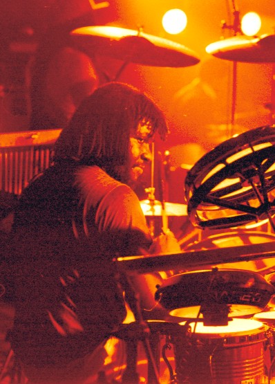 Sly Dunbar an den Drums (Foto: Tim Duncan/Wikipedia)