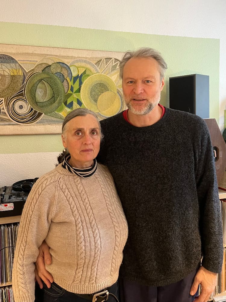 Andreas Krumm zusammen mit seiner Frau Michelle Jarvis. Im Hintergrund Designs von ihr (Foto: Michael Sarvi)