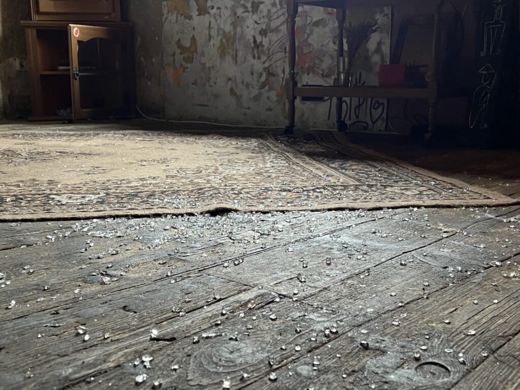 Durch den Einstaz wurden dutzende Flaschen und Glässer zerstört (Foto: City Club)