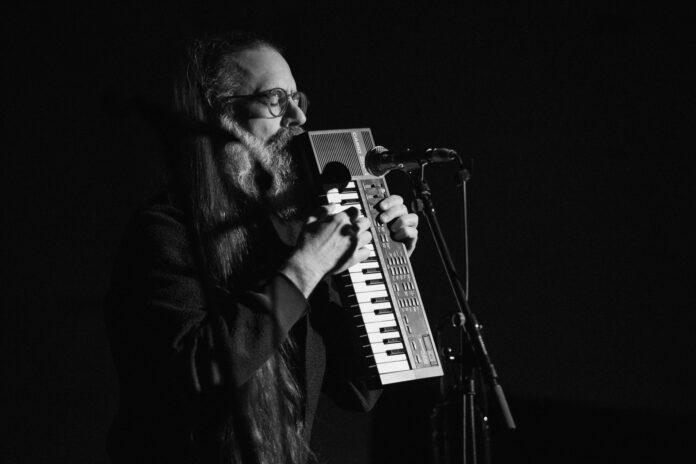 Steve Moore bei seinem Auftritt zusammen mit Nataša Grujović (Foto: Camille Blake)