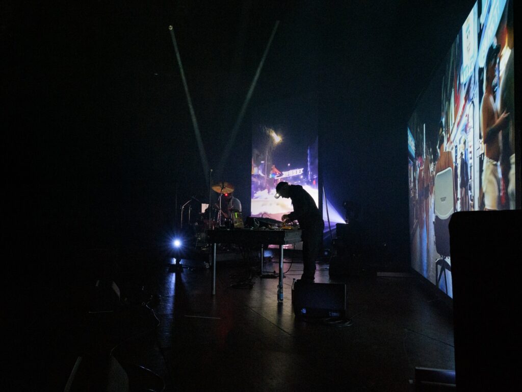 Emiddio Vasquez und Stelios Antoniou vor Leinwänden (Foto: Eunice Maurice)