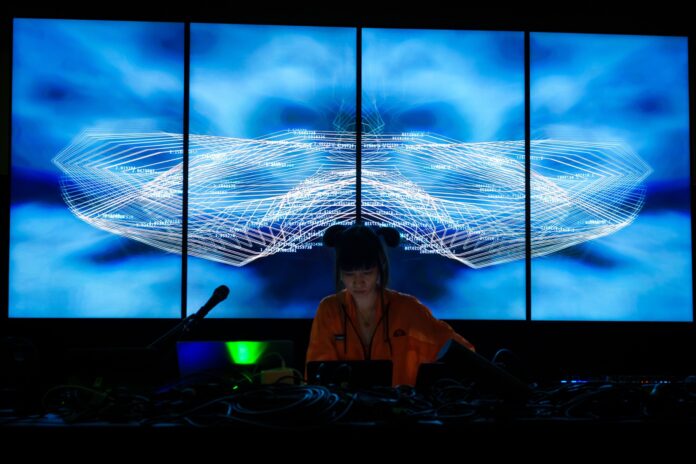 Das Eröffnungsset des Strom Festivals von Polygonia (Foto: Stephan Rabold)