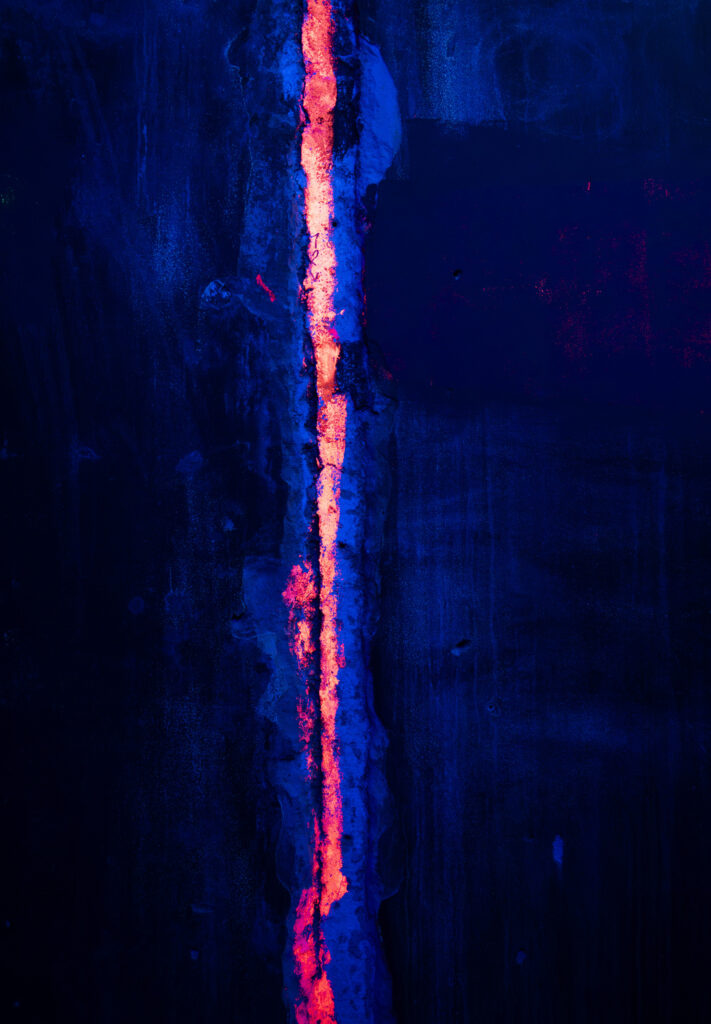 Abgeklebte Handykameras gehören im AMT zum Konzept – die Installationen erschließen sich nur beim persönlichen Besuch (Foto: AMT Club)