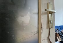 Mitarbeiterin Luisa* über den Polizeieinsatz im Augsburger City Club: „Wir empfinden den Einsatz als unverschämt, unverhältnismäßig und nicht zielführend” Eine eingetretene Tür im City Club (Foto: City Club)