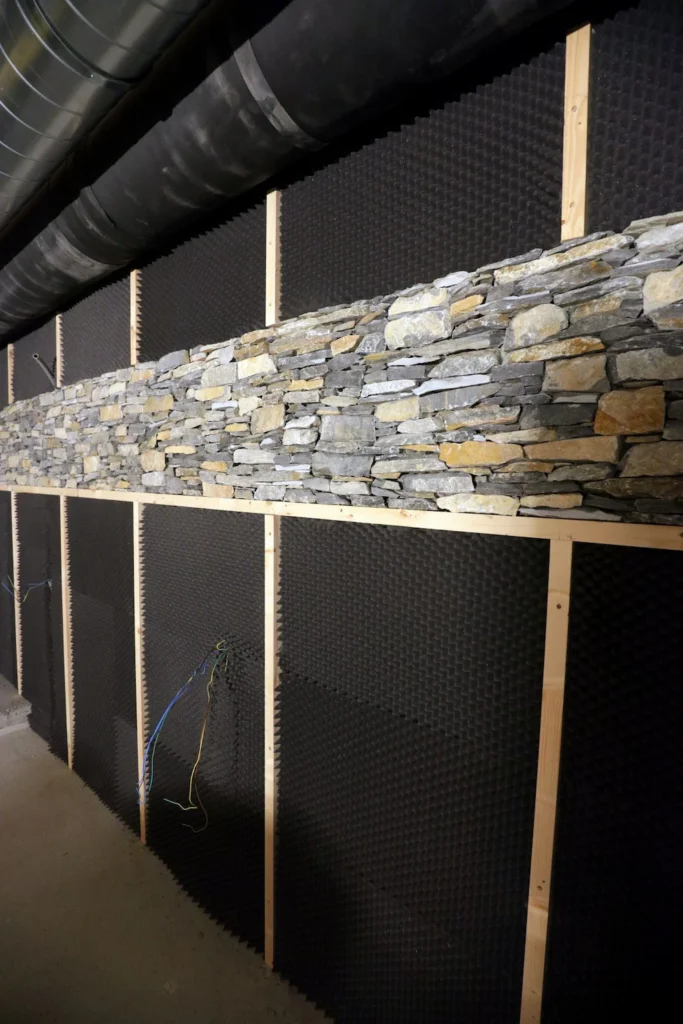 Auch dieses Foto stammt von 2015, als die Bar umgebaut wurde. Der hier eingesetzte Polyurethan-Schaum ist leicht entzündlich (Foto: Facebook)