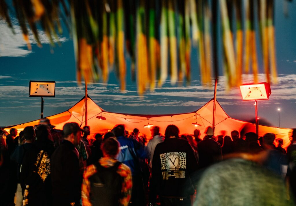 Der Sonnenuntergang leutet die Nachtetappe des Festivals ein (Foto: Omana)