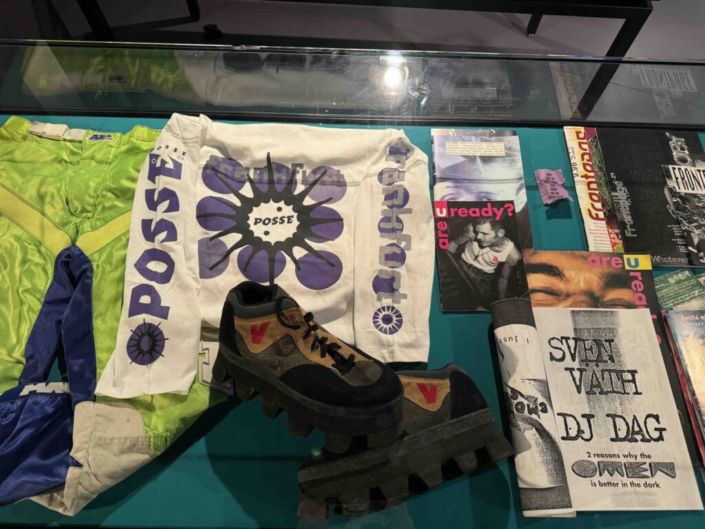 Die Ausstellung im MOMEM zeigt auch ehemalige Kleidungsstücke von Sven Väth