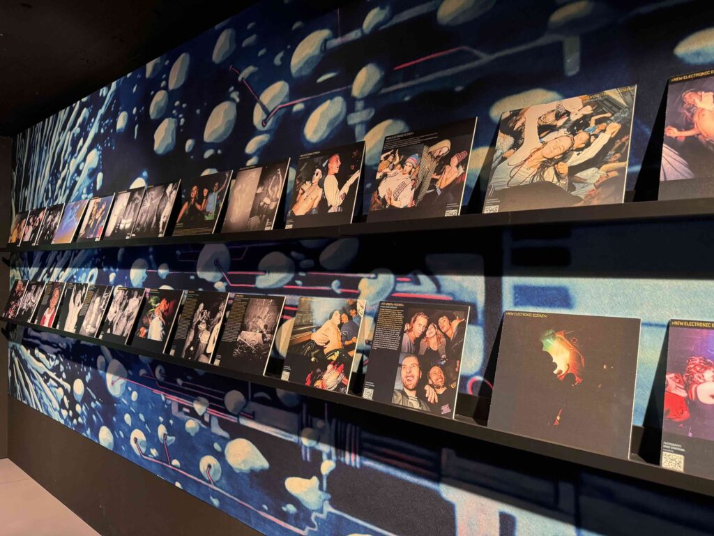 Die Fotografien steuern die Nostalgie im Vinyl-Format bei.