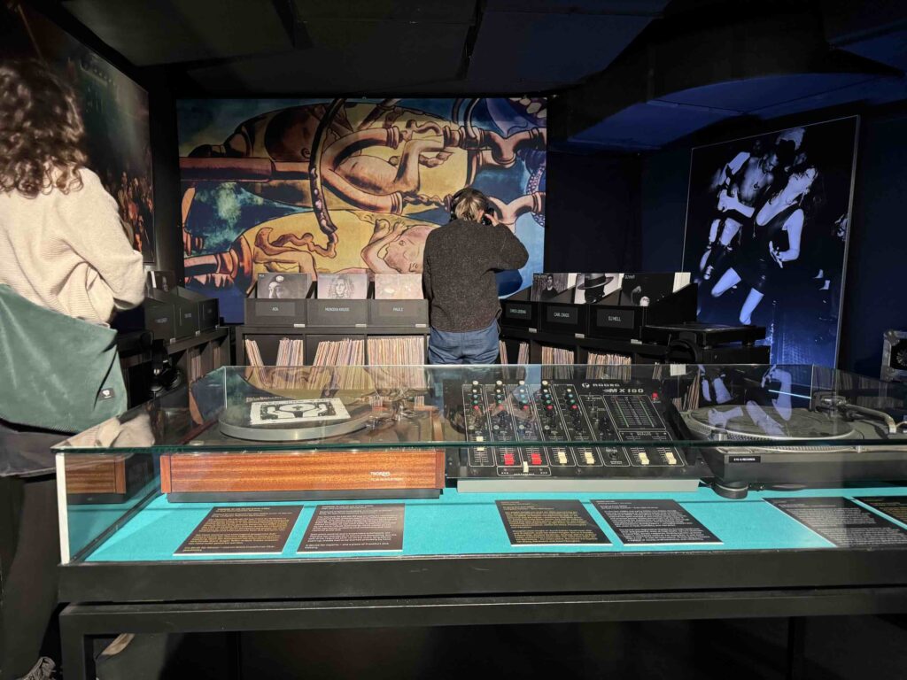 Der erste Plattenspieler, der im Omen stand. Daneben der erste Mixer.  