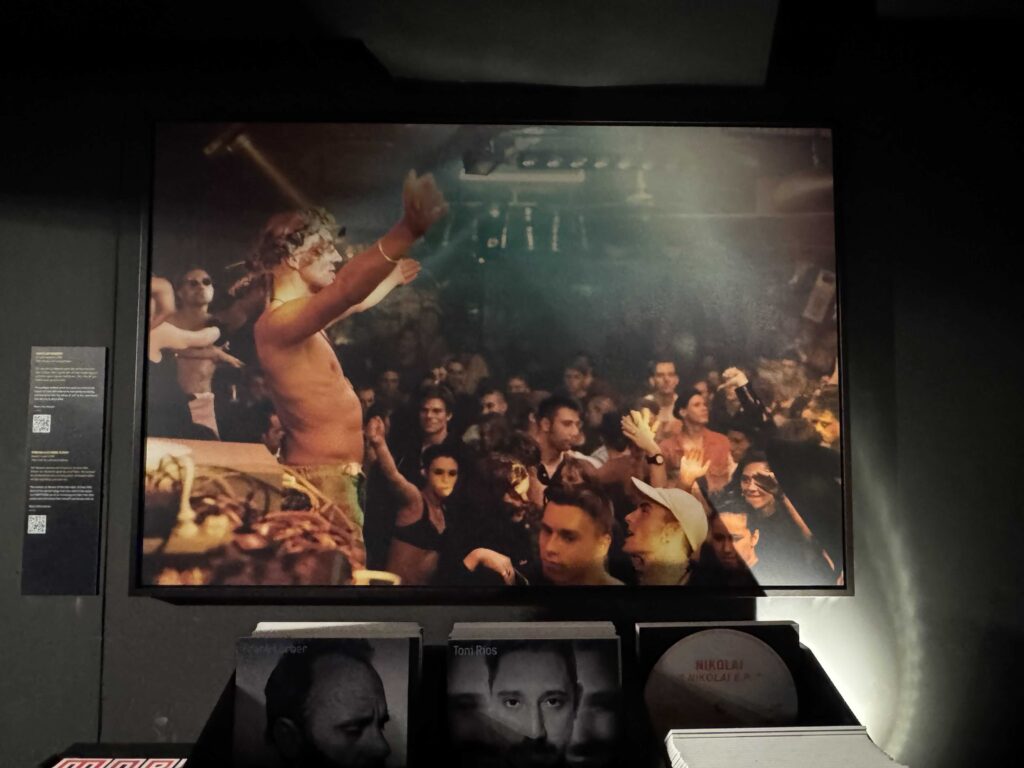 Sven Väth dirigiert im Omen. Heute hängt er an der Wand im MOMEM