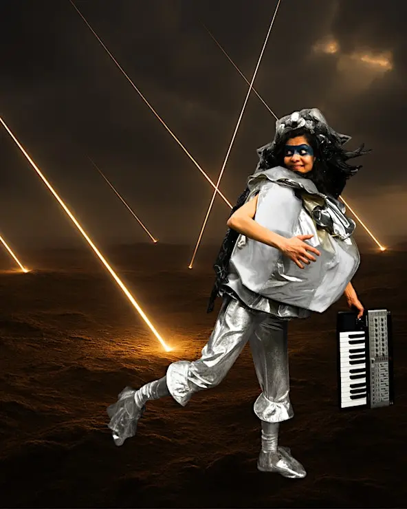 Aparna Shenoy, geboren in Mumbai, ist Hindustani-Klassiksängerin und Lehrerin. Sie begann mit 13 Jahren ihre Ausbildung, lernte bei renommierten Gurus der Jaipur-Atrauli- und Kirana-Gharanas und schloss den Sangeet Visharad ab. Neben ihrer Tätigkeit als homöopathische Ärztin unterrichtet sie Hindustani-Gesang an der Global Music Academy (Foto: