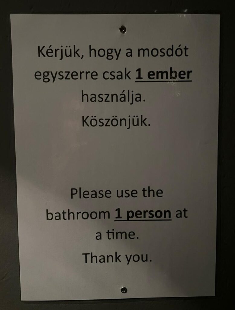 Ein Hinweis zur Einzelnutzung der Toiletten im Aether (Foto: Peter Gombas)