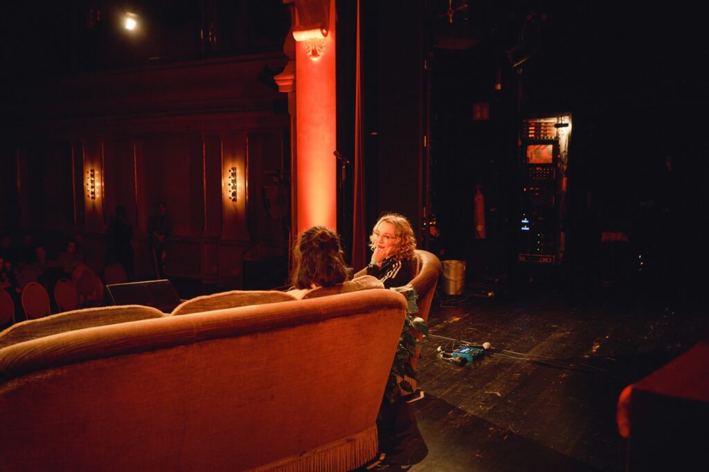 Die Autorins stellte „Billige Plätze” bei der „Billigen Gala” vor.