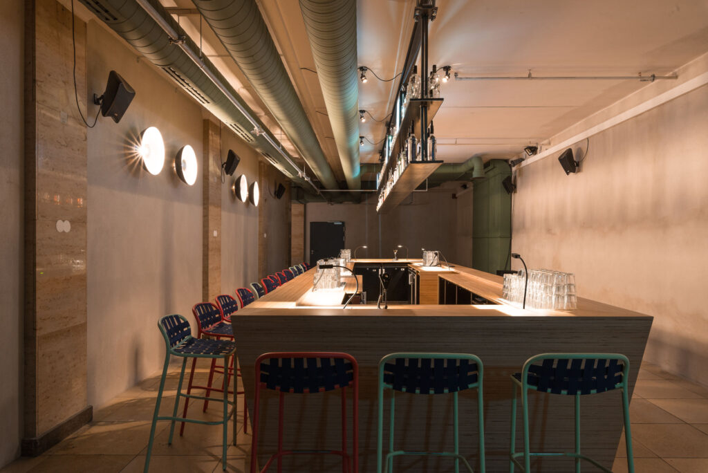 Die Bar im Blitz (Foto: Simon Vorhammer)