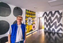 Robert Johnson: Offenbacher Club hat neuen Innenanstrich Der Künstler Stephen Smith im frisch gestalteten Robert Johnson (Alle Fotos: Holger Wüst)