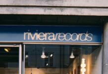 Jonas Haesner über die Instore-Sessions bei Riviera Records: „Musik hören, Freunde treffen, Kaffee trinken – und sich durch unsere Plattensammlung wühlen” Riviera Records (Foto: Pia Schoning)