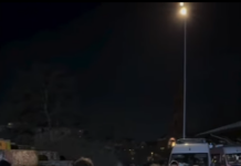 Berlin: Nächtliche Schließung des Görlitzer Parks angelaufen Ein Demonstrant ist in eine Auseinandersetzung mit der Polizei verwickelt (Abbildung: Robert Klages/Instagram/ Screenshot)