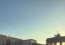 Berlin: Tausende demonstrieren gegen digitale sexualisierte Gewalt Die Demo am 22. März auf dem Pariser Platz (Foto: Marlen Friese/ Instagram)