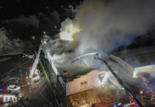 K-Club bei Straßburg: 750 Partygäste werden aus brennendem Club evakuiert Der K-Club von oben, während Einsatzkräfte den Brand bändigen (Foto: Stadt Kehl (kehl.de))