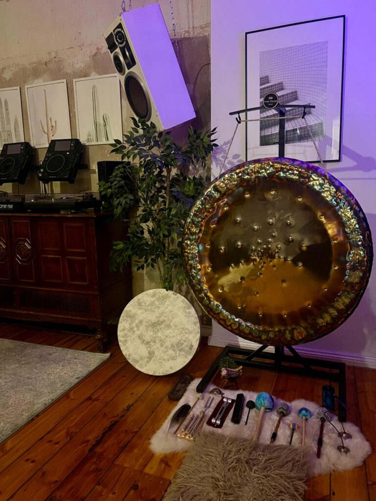 Bass-Music-Setup und Klangschalen-Refugium.