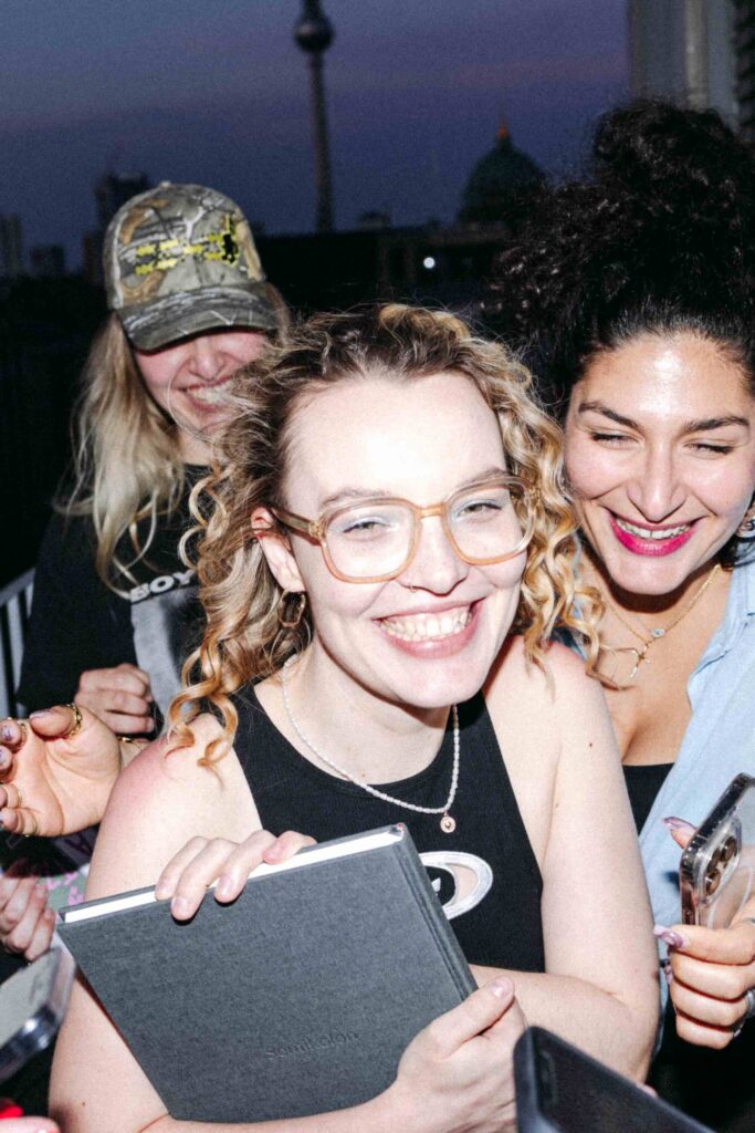 Rike van Kleef unter Freunden mit ihrem. Buch „Billige Plätze”