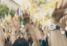 Berlin: Demo-Rave zum Erhalt des RAW-Geländes geplant Protestierende Menschenmenge (Foto: Chris Slupski, lizenzfrei zu verwenden via Unsplash)