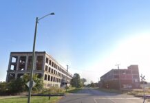 Museum of Detroit Electronic Music: Projekt gestoppt Von den Ruinen des Packard Plant in Detroit sind nur zwei Gebäude erhalten. (Foto: Google Street View)
