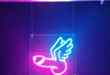 Das Berliner SchwuZ: Queerer Club sucht offiziell nach neuer Location Selbstbewusste queere Sexualität kann im SchwuZ auch mit einem Augenzwinkern daherkommen (Foto: Jens Schiele/ Google)