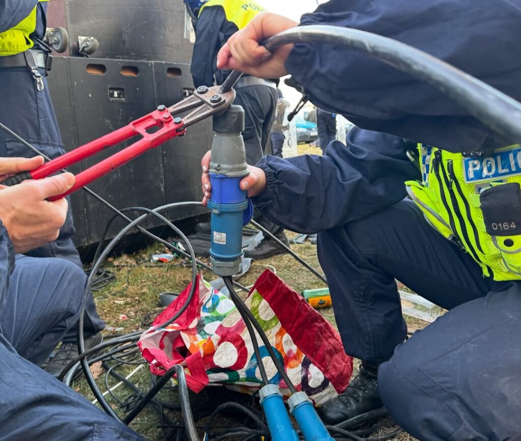 Die Polizei zerstört Technik Equipment der Veranstalter:innen (Foto: dorset_police/Instagram)