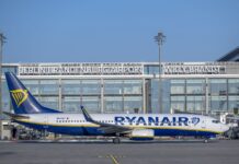 Ryanair: Billigflieger schließt Berliner Standort Ein Ryanair-Flieger am Flughafen BER (Foto: Flughafen BER)