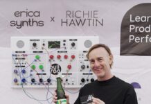 Richie Hawtin: DJ bringt Drum Machine mit Erica Synths auf den Markt Richie Hawtin preist nicht nur seine Drum Machine, sondern auch seinen Sake an (Foto: Presse)