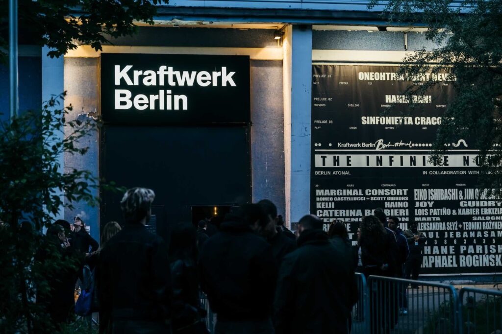 Der Eingang zum Berliner Kraftwerk bei The Infinite Now