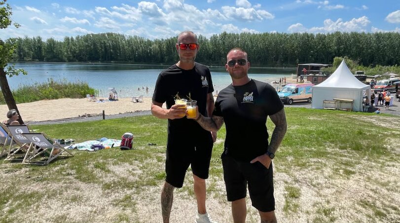 Die beiden Betreiber und Florian Seber (l.) und John Witteborn (r.) (Foto: Pappel-Beach)