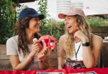 Haana Peony vom Kollektiv Planet Disbluthek über FLINTA*-Gesundheit und Clubkultur: „Aktivismus, der aus Wut entstanden ist” Haana Peony (rechts) ist die Gründerin des feministischen Kollektivs Planet Disbluthek (Foto: Planet Disbluthek)