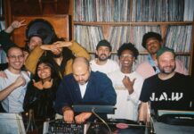 Thomas Vermynck über 20 Jahre J.A.W Family: „Wir wollen die Musik und Künstler:innen ehren und zelebrieren, anstatt sie für uns zu beanspruchen” Die J.A.W Family in einem unbekannten Jahr in einem unbekannten Plattenladen (Foto: J.A.W Family)